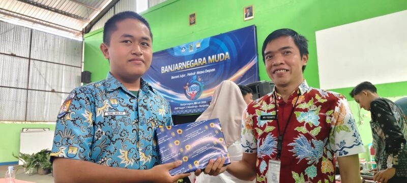 Ari Yulianto Salah satu perwakilan dari Inspektorat Banjarnegara secara seremonial menyerahkan hadiah ke salah satu siswa SMP Negeri 1 Banjarnegara.(Dok Kominfo Bna/Pelita News.id)