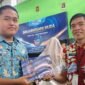 Ari Yulianto Salah satu perwakilan dari Inspektorat Banjarnegara secara seremonial menyerahkan hadiah ke salah satu siswa SMP Negeri 1 Banjarnegara.(Dok Kominfo Bna/Pelita News.id)
