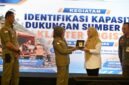 Amalia Desiana Bupati Banjarnegara  bersama deputi bidang logistik dan peralatan BNPB dalam moment acara Identifikasi Kapasitas Dukungan Sumber Daya Klaster Logistik di Fox Haris Hotel dan Convention Center, pada Rabu(5/8/2026).(Dok Kominfo Bna/Pelita News. id)