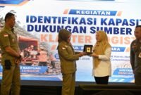 Amalia Desiana Bupati Banjarnegara  bersama deputi bidang logistik dan peralatan BNPB dalam moment acara Identifikasi Kapasitas Dukungan Sumber Daya Klaster Logistik di Fox Haris Hotel dan Convention Center, pada Rabu(5/8/2026).(Dok Kominfo Bna/Pelita News. id)