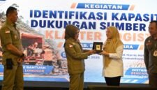Amalia Desiana Bupati Banjarnegara  bersama deputi bidang logistik dan peralatan BNPB dalam moment acara Identifikasi Kapasitas Dukungan Sumber Daya Klaster Logistik di Fox Haris Hotel dan Convention Center, pada Rabu(5/8/2026).(Dok Kominfo Bna/Pelita News. id)