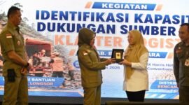 Amalia Desiana Bupati Banjarnegara  bersama deputi bidang logistik dan peralatan BNPB dalam moment acara Identifikasi Kapasitas Dukungan Sumber Daya Klaster Logistik di Fox Haris Hotel dan Convention Center, pada Rabu(5/8/2026).(Dok Kominfo Bna/Pelita News. id)