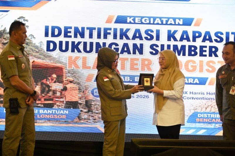 Amalia Desiana Bupati Banjarnegara  bersama deputi bidang logistik dan peralatan BNPB dalam moment acara Identifikasi Kapasitas Dukungan Sumber Daya Klaster Logistik di Fox Haris Hotel dan Convention Center, pada Rabu(5/8/2026).(Dok Kominfo Bna/Pelita News. id)