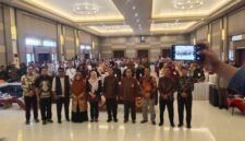 Hananto Anggota DPRRI Komisi Xlll dan Bupati Banjarnegara Amalia Desiana, Dedi Suromli ketua DPD PKS, dan lainnya saat berpose besama di Acara Penguatan Pancasila.(Dok.Pelia News. id)