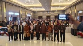 Hananto Anggota DPRRI Komisi Xlll dan Bupati Banjarnegara Amalia Desiana, Dedi Suromli ketua DPD PKS, dan lainnya saat berpose besama di Acara Penguatan Pancasila.(Dok.Pelia News. id)