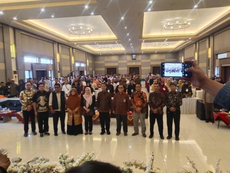 Hananto Anggota DPRRI Komisi Xlll dan Bupati Banjarnegara Amalia Desiana, Dedi Suromli ketua DPD PKS, dan lainnya saat berpose besama di Acara Penguatan Pancasila.(Dok.Pelia News. id)