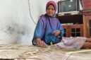 Pengrajin traditional pembuat tikar pandan mbah wariem dari dusun mawangi,Desa Somawangi, Kecamatan Mandiraja, saat menganyam pandan untuk di jadikan tikar. (Dok.Kominfo./Pelita News.id)