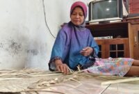 Pengrajin traditional pembuat tikar pandan mbah wariem dari dusun mawangi,Desa Somawangi, Kecamatan Mandiraja, saat menganyam pandan untuk di jadikan tikar. (Dok.Kominfo./Pelita News.id)