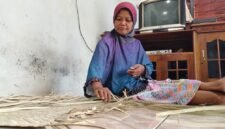 Pengrajin traditional pembuat tikar pandan mbah wariem dari dusun mawangi,Desa Somawangi, Kecamatan Mandiraja, saat menganyam pandan untuk di jadikan tikar. (Dok.Kominfo./Pelita News.id)