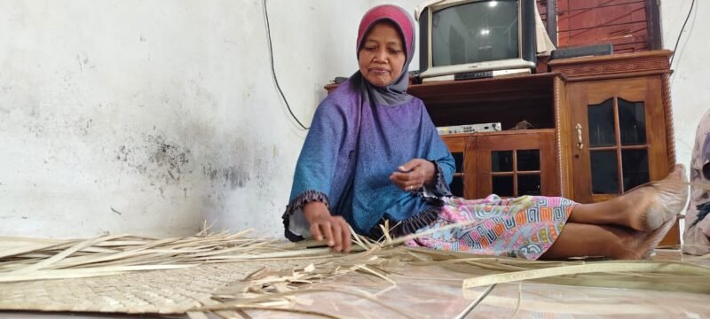 Pengrajin traditional pembuat tikar pandan mbah wariem dari dusun mawangi,Desa Somawangi, Kecamatan Mandiraja, saat menganyam pandan untuk di jadikan tikar. (Dok.Kominfo./Pelita News.id)