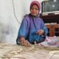Pengrajin traditional pembuat tikar pandan mbah wariem dari dusun mawangi,Desa Somawangi, Kecamatan Mandiraja, saat menganyam pandan untuk di jadikan tikar. (Dok.Kominfo./Pelita News.id)