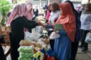 Suasana Gelar Bazar Pasar Murah yang di gelar oleh Pemkab Banjarnegara di seputaran alun-alun.(Dok Kominfo Bna/Pelita New.id)