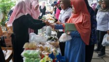 Suasana Gelar Bazar Pasar Murah yang di gelar oleh Pemkab Banjarnegara di seputaran alun-alun.(Dok Kominfo Bna/Pelita New.id)