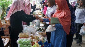 Suasana Gelar Bazar Pasar Murah yang di gelar oleh Pemkab Banjarnegara di seputaran alun-alun.(Dok Kominfo Bna/Pelita New.id)