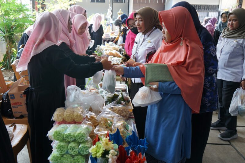 Suasana Gelar Bazar Pasar Murah yang di gelar oleh Pemkab Banjarnegara di seputaran alun-alun.(Dok Kominfo Bna/Pelita New.id)