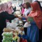 Suasana Gelar Bazar Pasar Murah yang di gelar oleh Pemkab Banjarnegara di seputaran alun-alun.(Dok Kominfo Bna/Pelita New.id)