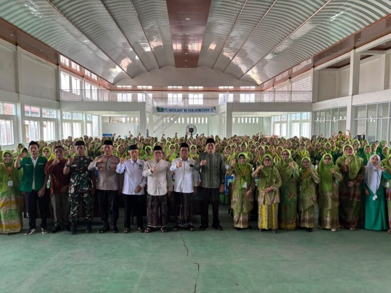 Sesi fhoto bersama segenap pengurus NU bersama Forkompinda Banjarnegara usai Konfercab ke lX Muslimat Banjarnegara di Gedung Aswaja.(Dok.Kominfo Bna/Pelita News.id)