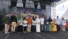 Foto: Bupati Banjarnegara dr Amalia Desiana, Firman Sapta Adi Kadis DPPKP Kabupaten Banjarnegara saat bersama sama dengan segenap elemen dan sponsor berada di Panggung Kemeriahan HPS 2026 di Lapangan Desa Gumiwang.(Dok.Pelita News.id)