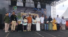 Foto: Bupati Banjarnegara dr Amalia Desiana, Firman Sapta Adi Kadis DPPKP Kabupaten Banjarnegara saat bersama sama dengan segenap elemen dan sponsor berada di Panggung Kemeriahan HPS 2026 di Lapangan Desa Gumiwang.(Dok.Pelita News.id)