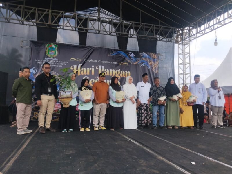 Foto: Bupati Banjarnegara dr Amalia Desiana, Firman Sapta Adi Kadis DPPKP Kabupaten Banjarnegara saat bersama sama dengan segenap elemen dan sponsor berada di Panggung Kemeriahan HPS 2026 di Lapangan Desa Gumiwang.(Dok.Pelita News.id)