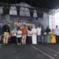 Foto: Bupati Banjarnegara dr Amalia Desiana, Firman Sapta Adi Kadis DPPKP Kabupaten Banjarnegara saat bersama sama dengan segenap elemen dan sponsor berada di Panggung Kemeriahan HPS 2026 di Lapangan Desa Gumiwang.(Dok.Pelita News.id)