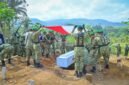 Foto : prosesi pemakaman almarhum lettu Inf Harits Adam Suseno di Komplek Pemakaman jenggul, Kelurahan Krandegan, Kabupaten Banjarnegara.(Dok.Kominfo Bna/Pelita News.id)