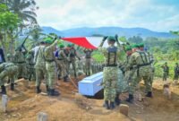 Foto : prosesi pemakaman almarhum lettu Inf Harits Adam Suseno di Komplek Pemakaman jenggul, Kelurahan Krandegan, Kabupaten Banjarnegara.(Dok.Kominfo Bna/Pelita News.id)