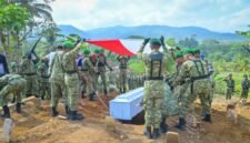 Foto : prosesi pemakaman almarhum lettu Inf Harits Adam Suseno di Komplek Pemakaman jenggul, Kelurahan Krandegan, Kabupaten Banjarnegara.(Dok.Kominfo Bna/Pelita News.id)