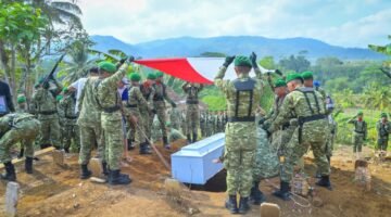 Foto : prosesi pemakaman almarhum lettu Inf Harits Adam Suseno di Komplek Pemakaman jenggul, Kelurahan Krandegan, Kabupaten Banjarnegara.(Dok.Kominfo Bna/Pelita News.id)