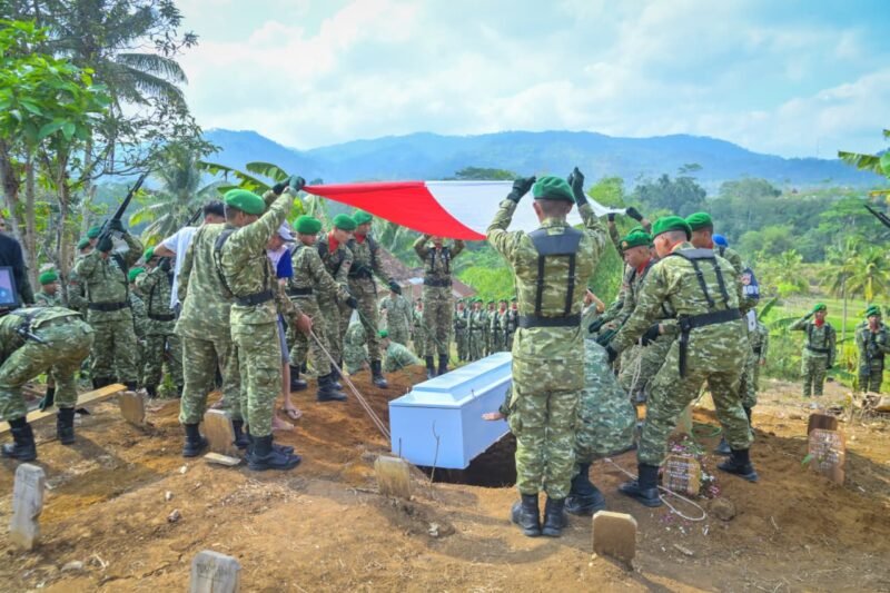 Foto : prosesi pemakaman almarhum lettu Inf Harits Adam Suseno di Komplek Pemakaman jenggul, Kelurahan Krandegan, Kabupaten Banjarnegara.(Dok.Kominfo Bna/Pelita News.id)
