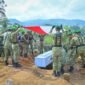 Foto : prosesi pemakaman almarhum lettu Inf Harits Adam Suseno di Komplek Pemakaman jenggul, Kelurahan Krandegan, Kabupaten Banjarnegara.(Dok.Kominfo Bna/Pelita News.id)