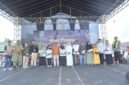 Foto: Zarkasi Efendi,SThi dari fraksi Golkar Dapil ll juga selaku Komisi ll berbaju coklat dan bertopi saat di stage bersama Bupati Banjarnegara dr Amalia Desiana, Firman Sapta Adi Kadis DPPKP Banjarnegara dan Elemen Lain saat berada di Stage Acara HPS 2026.(Dok Pelita News)