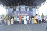 Foto: Zarkasi Efendi,SThi dari fraksi Golkar Dapil ll juga selaku Komisi ll berbaju coklat dan bertopi saat di stage bersama Bupati Banjarnegara dr Amalia Desiana, Firman Sapta Adi Kadis DPPKP Banjarnegara dan Elemen Lain saat berada di Stage Acara HPS 2026.(Dok Pelita News)