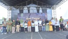 Foto: Zarkasi Efendi,SThi dari fraksi Golkar Dapil ll juga selaku Komisi ll berbaju coklat dan bertopi saat di stage bersama Bupati Banjarnegara dr Amalia Desiana, Firman Sapta Adi Kadis DPPKP Banjarnegara dan Elemen Lain saat berada di Stage Acara HPS 2026.(Dok Pelita News)