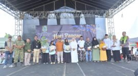 Foto: Zarkasi Efendi,SThi dari fraksi Golkar Dapil ll juga selaku Komisi ll berbaju coklat dan bertopi saat di stage bersama Bupati Banjarnegara dr Amalia Desiana, Firman Sapta Adi Kadis DPPKP Banjarnegara dan Elemen Lain saat berada di Stage Acara HPS 2026.(Dok Pelita News)