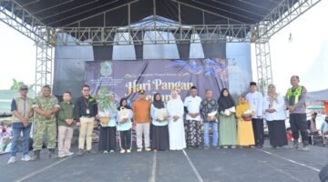 Foto: Zarkasi Efendi,SThi dari fraksi Golkar Dapil ll juga selaku Komisi ll berbaju coklat dan bertopi saat di stage bersama Bupati Banjarnegara dr Amalia Desiana, Firman Sapta Adi Kadis DPPKP Banjarnegara dan Elemen Lain saat berada di Stage Acara HPS 2026.(Dok Pelita News)