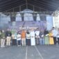 Foto: Zarkasi Efendi,SThi dari fraksi Golkar Dapil ll juga selaku Komisi ll berbaju coklat dan bertopi saat di stage bersama Bupati Banjarnegara dr Amalia Desiana, Firman Sapta Adi Kadis DPPKP Banjarnegara dan Elemen Lain saat berada di Stage Acara HPS 2026.(Dok Pelita News)