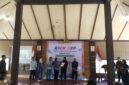 Foto: salah satu peserta saat menerima hadiah dari  Moment acara kick off Bulan inklusi keuangan di Pendopo Kecamatan Pandanarum.(Dok.Pelita News)