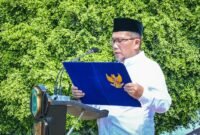 Foto: Hendro Cahyono, Sekda Kabupaten Banjarnegara saat membacakan Amanat Menteri Agama RI saat Acara Apel Peringatan Hari Santri 2026 di Alun-Alun Banjarnegara.(Dok Kominfo Bna/Pelita News.id)