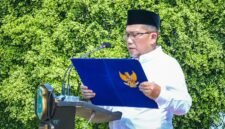 Foto: Hendro Cahyono, Sekda Kabupaten Banjarnegara saat membacakan Amanat Menteri Agama RI saat Acara Apel Peringatan Hari Santri 2026 di Alun-Alun Banjarnegara.(Dok Kominfo Bna/Pelita News.id)