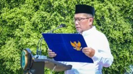 Foto: Hendro Cahyono, Sekda Kabupaten Banjarnegara saat membacakan Amanat Menteri Agama RI saat Acara Apel Peringatan Hari Santri 2026 di Alun-Alun Banjarnegara.(Dok Kominfo Bna/Pelita News.id)