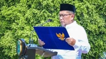 Foto: Hendro Cahyono, Sekda Kabupaten Banjarnegara saat membacakan Amanat Menteri Agama RI saat Acara Apel Peringatan Hari Santri 2026 di Alun-Alun Banjarnegara.(Dok Kominfo Bna/Pelita News.id)