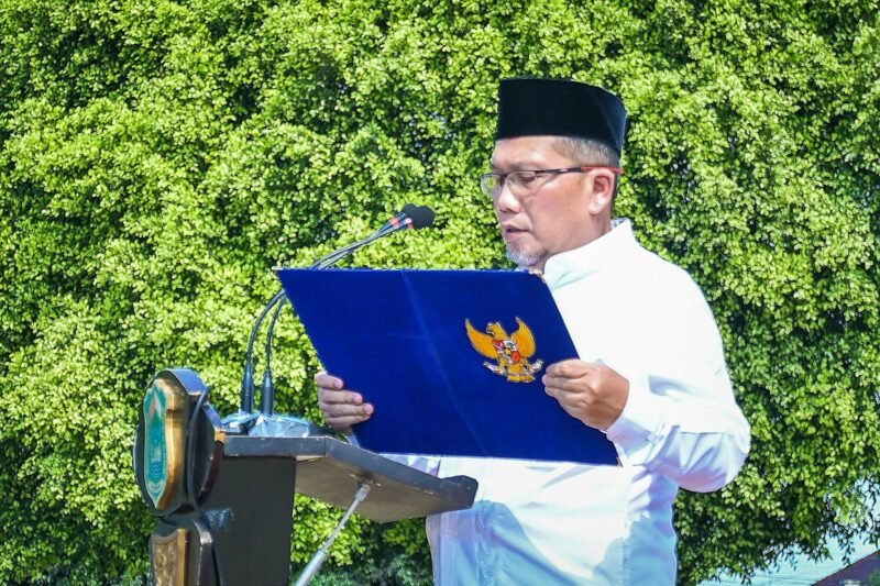 Foto: Hendro Cahyono, Sekda Kabupaten Banjarnegara saat membacakan Amanat Menteri Agama RI saat Acara Apel Peringatan Hari Santri 2026 di Alun-Alun Banjarnegara.(Dok Kominfo Bna/Pelita News.id)