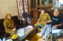 dr Amalia Desiana Bupati Banjarnegara di dampingi oleh Himawan Budi Aji SE, Kepala Desa Gumingsir dan salah satu penerima kursi roda warga desa setempat.(Dok Kominfo Bna/Pelita news.id)