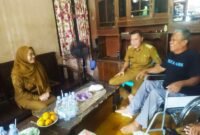 dr Amalia Desiana Bupati Banjarnegara di dampingi oleh Himawan Budi Aji SE, Kepala Desa Gumingsir dan salah satu penerima kursi roda warga desa setempat.(Dok Kominfo Bna/Pelita news.id)