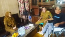 dr Amalia Desiana Bupati Banjarnegara di dampingi oleh Himawan Budi Aji SE, Kepala Desa Gumingsir dan salah satu penerima kursi roda warga desa setempat.(Dok Kominfo Bna/Pelita news.id)