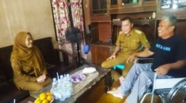 dr Amalia Desiana Bupati Banjarnegara di dampingi oleh Himawan Budi Aji SE, Kepala Desa Gumingsir dan salah satu penerima kursi roda warga desa setempat.(Dok Kominfo Bna/Pelita news.id)