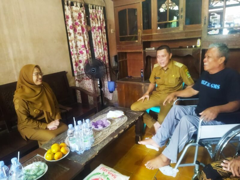 dr Amalia Desiana Bupati Banjarnegara di dampingi oleh Himawan Budi Aji SE, Kepala Desa Gumingsir dan salah satu penerima kursi roda warga desa setempat.(Dok Kominfo Bna/Pelita news.id)