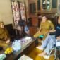 dr Amalia Desiana Bupati Banjarnegara di dampingi oleh Himawan Budi Aji SE, Kepala Desa Gumingsir dan salah satu penerima kursi roda warga desa setempat.(Dok Kominfo Bna/Pelita news.id)