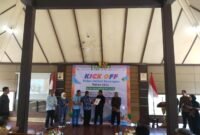 Foto: salah satu peserta saat menerima hadiah dari  Moment acara kick off Bulan inklusi keuangan di Pendopo Kecamatan Pandanarum.(Dok.Pelita News)